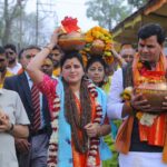 Navaneet Kaur Instagram - करोडो भाविकांचे श्रद्धास्थान असणाऱ्या श्री क्षेत्र उज्जैन स्थित प्रभू श्री महाकाल च्या दरबारात हनुमान चालीसा चॅरिटेबल ट्रस्ट च्या वतीने भव्य शिव_हनुमान भक्तीचा जागर,हजारो भाविक भक्त उपस्थित महाकाल मंदिरात कलशपुजन,अभिषेक, महाआरती करून कलश ची केली स्थापना