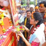 Navaneet Kaur Instagram - करोडो भाविकांचे श्रद्धास्थान असणाऱ्या श्री क्षेत्र उज्जैन स्थित प्रभू श्री महाकाल च्या दरबारात हनुमान चालीसा चॅरिटेबल ट्रस्ट च्या वतीने भव्य शिव_हनुमान भक्तीचा जागर,हजारो भाविक भक्त उपस्थित महाकाल मंदिरात कलशपुजन,अभिषेक, महाआरती करून कलश ची केली स्थापना