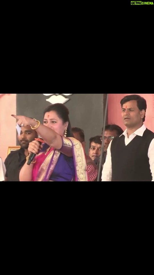 Navaneet Kaur Instagram - औरंगजेब की कबर पर अगर फूल चादर चढ़ाता है, आनेवाले समय में ऐसा समय आएगा, छत्रपति शिवाजी महाराज की भूमि का हर वो युवा हर वो महिला पाकिस्तान में जाकर हनुमान चालीसा का पठन भी करना पड़ा तो वो समय भी हिंदुस्तान लायेगा। जय श्री राम। जय श्री हनुमान।।