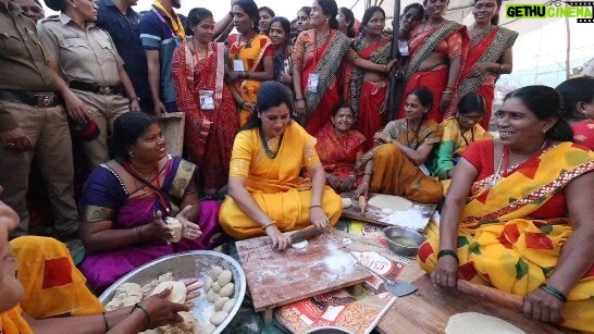 Navaneet Kaur Instagram - हनुमान गढ़ी शिव महापुराण कथा में रोटी बनाने और बर्तन धोने की सेवा देने का सौभाग्य प्राप्त हुआ.