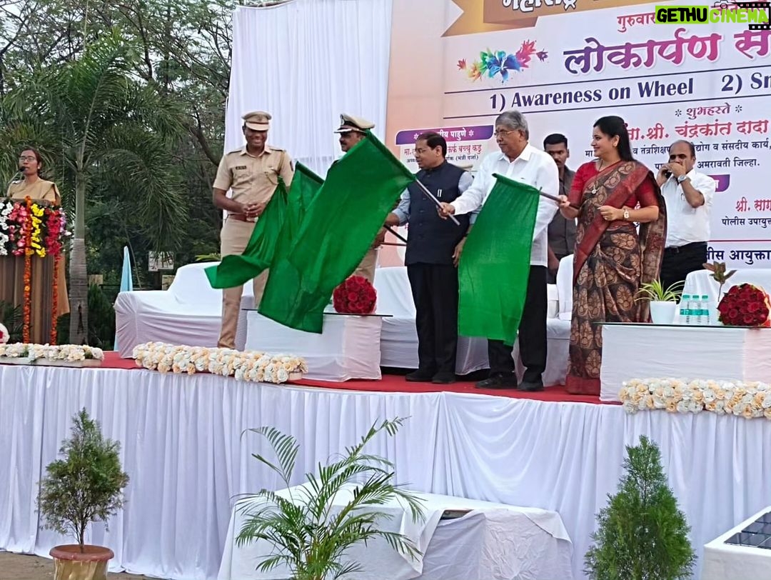 Navaneet Kaur Instagram - पोलीस आयुक्तालय अमरावती शहर येथे Awareness on Wheel व Smart E Beat System चा लोकार्पण सोहळा