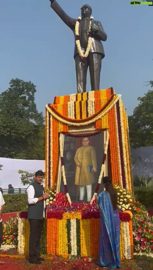 Navaneet Kaur Instagram - भारतीय राज्यघटनेचे शिल्पकार,विश्वरत्न महामानव प.पू.डॉ बाबासाहेब आंबेडकर यांच्या महापरिनिर्वाण दिनानिमित्त आज दिल्ली येथील संसद भवन परिसरातील महमानवाच्या पुतळ्याला पुष्प अर्पण करून नतमस्तक होवून विनम्र अभिवादन केले,जब तक सूरज चांद रहेगा_डॉ बाबासाहेब आंबेडकरजी का नाम रहेगा