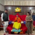 Navaneet Kaur Instagram – परमपूज्य श्री प्रदीपजी मिश्रा महाराज यांच्या सीहोर येथील आश्रमात भेट घेतली,महाराजांचे आशीर्वाद घेण्याचे सौभाग्य प्राप्त झाले तसेच हनुमान गढी अमरावती येथे होणाऱ्या शिवमहापुराण कथेसंदर्भात जवळपास 4 तास चर्चा झाली ,दिनांक 15 डिसेंबर रोजी अमरावती येथे होणाऱ्या कलश यात्रेत परमपूज्य श्री प्रदीपजी महाराज स्वतः उपस्थित राहून पूर्णवेळ सहभागी होतील व या कलशयात्रेत ज्या महिला सहभागी होतील त्यांच्या साठी कथास्थळी विशेष स्वंतत्र आसनव्यवस्था सन्मानपूर्वक करावी अश्या सूचना परमपूज्य प्रदीपजी मिश्रा यांनी आमदार रवी राणा खासदार सौ नवनीत रवी राणा यांना केल्या,कलश यात्रेत सहभागी होणाऱ्या सर्व महिलांची सर्वात समोर बसण्याची वीआयपी कक्षात स्वतंत्र व्यवस्था करण्याचे अभिवचन यावेळी देण्यात आले, या हर हर महादेव_श्री शिवाय नमस्तुभ्य: