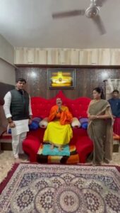 Navaneet Kaur Instagram - परमपूज्य श्री प्रदीपजी मिश्रा महाराज यांच्या सीहोर येथील आश्रमात भेट घेतली,महाराजांचे आशीर्वाद घेण्याचे सौभाग्य प्राप्त झाले तसेच हनुमान गढी अमरावती येथे होणाऱ्या शिवमहापुराण कथेसंदर्भात जवळपास 4 तास चर्चा झाली ,दिनांक 15 डिसेंबर रोजी अमरावती येथे होणाऱ्या कलश यात्रेत परमपूज्य श्री प्रदीपजी महाराज स्वतः उपस्थित राहून पूर्णवेळ सहभागी होतील व या कलशयात्रेत ज्या महिला सहभागी होतील त्यांच्या साठी कथास्थळी विशेष स्वंतत्र आसनव्यवस्था सन्मानपूर्वक करावी अश्या सूचना परमपूज्य प्रदीपजी मिश्रा यांनी आमदार रवी राणा खासदार सौ नवनीत रवी राणा यांना केल्या,कलश यात्रेत सहभागी होणाऱ्या सर्व महिलांची सर्वात समोर बसण्याची वीआयपी कक्षात स्वतंत्र व्यवस्था करण्याचे अभिवचन यावेळी देण्यात आले, या हर हर महादेव_श्री शिवाय नमस्तुभ्य: