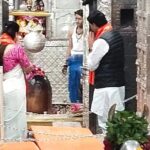 Navaneet Kaur Instagram - करोडो भाविकांचे श्रद्धास्थान असणाऱ्या श्री क्षेत्र उज्जैन स्थित प्रभू श्री महाकाल च्या दरबारात हनुमान चालीसा चॅरिटेबल ट्रस्ट च्या वतीने भव्य शिव_हनुमान भक्तीचा जागर,हजारो भाविक भक्त उपस्थित महाकाल मंदिरात कलशपुजन,अभिषेक, महाआरती करून कलश ची केली स्थापना