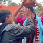 Navaneet Kaur Instagram - अमरावती मध्ये स्थापित होणाऱ्या 111 फूट उंच श्री हनुमान मूर्ती भूमिपूजन साठी श्री रामजन्मभूमी अयोध्या येथून आणलेल्या पवित्र मातीच्या कलशाचे आज श्री क्षेत्र महाकाल येथे प्रभू श्री महाकाल दरबारात पूजन,अभिषेक व महाआरती करून हे कलश भक्ती शक्ती रथावर स्थापीत केले व रथ पूजन करून रथाला भगवा झेंडा दाखवून रथ अमरावती कडे रवाना केला