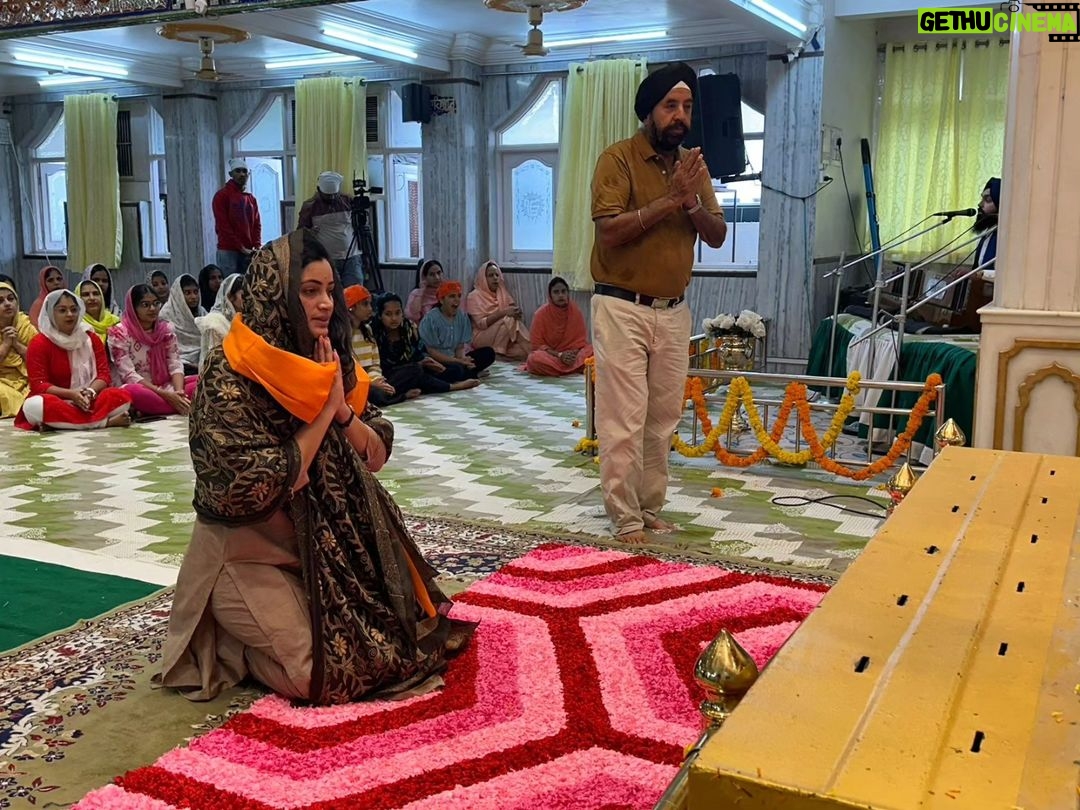 Navaneet Kaur Instagram - वाहे गुरु की खालसा_वाहे गुरु की फतेह,प्रकाश पुरब श्री गुरुनानक जयंती च्या पावन पर्वावर बुटी प्लॉट स्थित गुरुद्वारात जावून श्री गुरु ग्रंथसाहब चरणी माथा टेकवून मनोभावे प्रार्थना केली व समस्त बंधू भगिनींना श्री गुरुनानक जयंतीच्या मंगलमय शुभेच्छा दिल्या