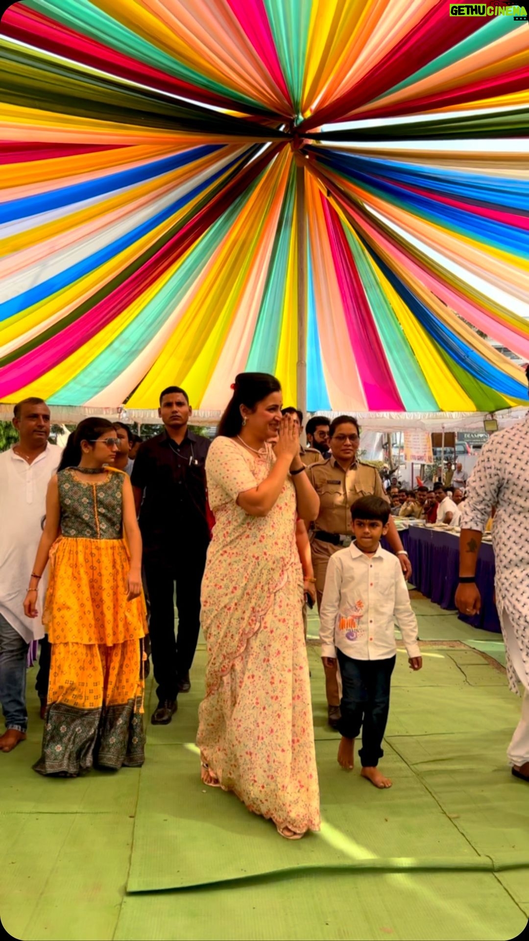 Navaneet Kaur Instagram - जलाराम जयंती निमित्त भक्ती धाम मंदिर अमरावती येथे दर्शन घेऊन अन्नदान केले व झांज वाजवुन आनंद घेतला.