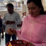 Navaneet Kaur Instagram - अपने सुरक्षा जवानों के साथ गंगा सावित्री निवास स्थान पर मनाई भाईदूज मेरा सगा भाई भाई दूज के लिए नहीं आ सका,लेकिन ये सिक्योरिटी जवान सगे भाई से कम नही