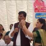 Navaneet Kaur Instagram - दरवर्षी प्रमाणे यावर्षी सुद्धा दिव्यांग बांधव भगिनीन सोबत दिवाळी साजरा केली, दिव्यांग बांधवांच्या व्यथा राज्याचे उपमुख्यमंत्री देवेंद्र फडणवीस यांच्या पर्यंत पोहोचवल्यात.. दिव्यांग बांधवांसमोर देवेंद्र फडणवीस यांचा फोनद्वारे संवाद देखील साधून दिला.. यावेळी राज्याचे उपमुख्यमंत्री देवेंद्र फडणवीस यांनी दिव्यांग बांधवांना नियमित पगार जो आधी 1200 रुपये देण्यात येत होता, दिव्यांग बांधवांना तो आता 1500 रुपये देण्यात येणार आहे.