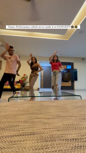 Navika Kotia Instagram - Tag your Dance Buddies below!! 👯‍♀️😂🙈
.
.
#sangeet #dancereels #funnyreels #reelitfeelit #dance #instareels #trendingreels #fyp #palaksindhwani