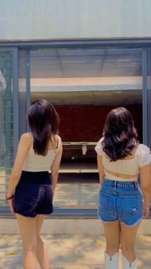 Navika Kotia Instagram - POV - Two best friends who are equally filmy! 👯‍♀️✨
.
.
#reelsinstagram #filmy #reelitfeelit #bollywood #dancereels #fyp #explore