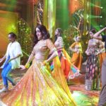 Navika Kotia Instagram – From makeup brushes to dance moves, witness the preparations directly from the set of #RishtonKiDeepavali. 🫶 Dekhiye #KundaliBhagya, 7th November, raat 9:30 baje se, sirf #ZeeTV par aur kahin bhi, kabhi bhi @zee5shows par. 

#NayeRishteyNayeKahaani #BTS

@aishwarya_khare 
@navika_kotia 
@sana_sayyad29