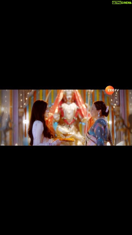 Navika Kotia Instagram - Hoga adharm ka dharm se sangharsh, lekin iss Navratri Kesar ke vishwaas aur Hetal ki zid mein se kiski hogi jeet? Dekhiye #KyunkiSaasMaaBahuBetiHotiHai, har roz, shaam 6:30 baje, sirf #ZeeTV par aur kahin bhi, kabhi bhi @zee5shows par. #Kesar #Promo @manasijoshiroy @navika_kotia @dolphindubey