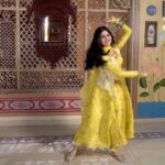 Navika Kotia Instagram – Kesar ki lajawaab adaa ne kya aapke dil mein bhi bana li jagah? 🫶 Dekhiye #KyunkiSaasMaaBahuBetiHotiHai, har roz, shaam 6:30 baje, sirf #ZeeTV par aur kahin bhi, kabhi bhi @zee5shows par.
#Kesar #ZeeTVReels

@navika_kotia
