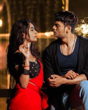Nayani Pavani Instagram - Kurchi madathapetti 🤙🔥 

Choreo : @kingkumar_official 
📸: @thehashtag_photography @sreenathsoudari 
Location: @studiorangasthalam 
Outfit : @aarushireddylabel 

#nayanipavani #princeyawar #kurchimadathapetti