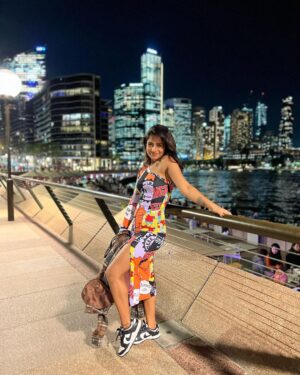 Nayani Pavani Instagram - hi 🙋‍♀️ 2024 ✨
Wishing you all happy new year 🤍

#nayanipavani