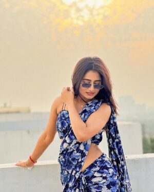 Nayani Pavani Instagram - Sexy winter lona body heater nuvena 🤍💙

Saree : @nayalooks