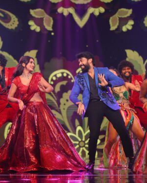 Nayani Pavani Instagram - Mass energetic dance performance in #BiggBossGrandFinale Sesson-7. 
My outfit by @contraditions 
PC by @riteshnikamphotography 
@starmaa @endemolshineind
