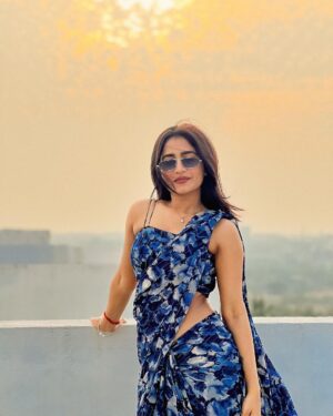 Nayani Pavani Instagram - Sexy winter lona body heater nuvena 🤍💙

Saree : @nayalooks