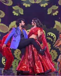 Nayani Pavani Instagram - Mass energetic dance performance in #BiggBossGrandFinale Sesson-7. My outfit by @contraditions PC by @riteshnikamphotography @starmaa @endemolshineind