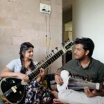 Neha Mahajan Instagram – Music brings people together in familial bonds that are indescribable by words. Felt like I met a brother @swarnendu_sarod with whom practice and sharing was full of hope, wonder and love. Here’s a small snippet of a traditional composition we practiced together 🎶
#sitar #sarod #music
