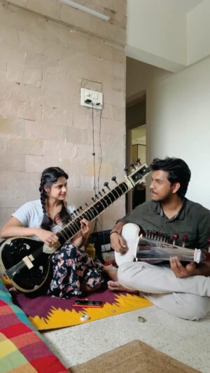 Neha Mahajan Instagram - Music brings people together in familial bonds that are indescribable by words. Felt like I met a brother @swarnendu_sarod with whom practice and sharing was full of hope, wonder and love. Here’s a small snippet of a traditional composition we practiced together 🎶
#sitar #sarod #music