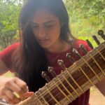 Neha Mahajan Instagram – 🌧️ learning from the raindrops.

#jhala #sitar #rain