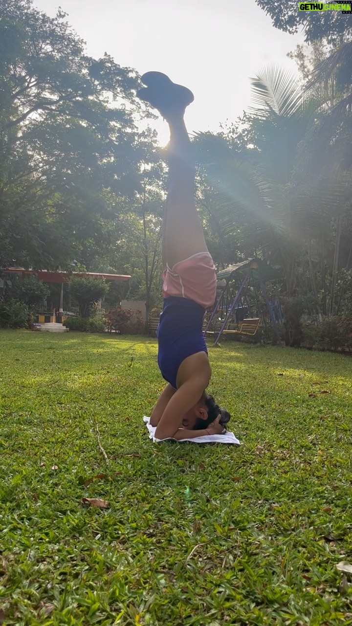 Neha Mahajan Instagram - Tuning ☀️🌴🎶🧘🏻♀️wishing you all a ton of happiness and peace ! #yoga #music #sitar