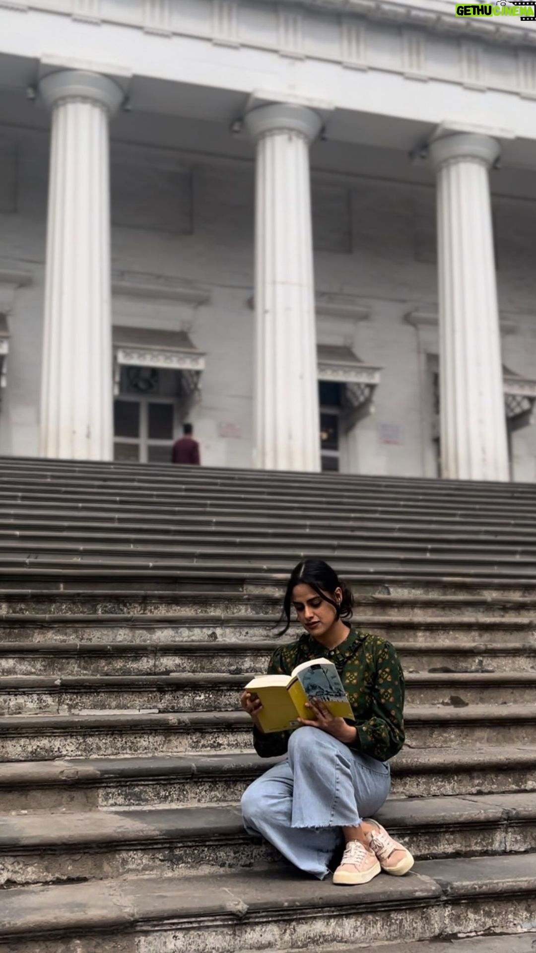 Neha Mahajan Instagram - This month I joined the #Ulysses80 book club to read #Ulysses by #JamesJoyce in 80 days. It has been a wild ride so far. Joyce’s descriptions of Dublin have made me see Mumbai in a new light. Here’s a poignant quote from the book on Bloomsday. The whole book takes place on June 16th and Bloomsday (named after the protagonist Leopold Bloom) is celebrated by reading sections of the book aloud in public. I had to jump in ! :) @shakespeareandcoparis @asiaticsocietymumbai Happy Bloomsday! #literature #bloomsday #jamesjoyce #ulysses #jamesjoycequotes
