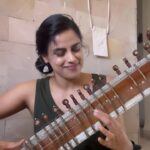 Neha Mahajan Instagram – Dedicated to all the birds who are singing in this heat, without them afternoons would be so still. ❤️
#sitar #music