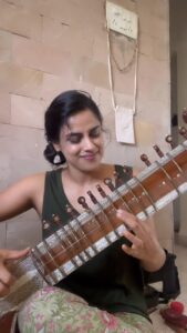 Neha Mahajan Instagram - Dedicated to all the birds who are singing in this heat, without them afternoons would be so still. ❤️ #sitar #music