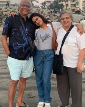 Neha Mahajan Instagram - 🥂 to growing. I feel ecstatic by all the love you all showered upon me on my b’day. All the phone calls, video messages, emails, Ig stories, surprise visits and LOVE has made me super equipped to set out for another year of adventures! Cannot thank you all enough, sorry if I couldn’t respond to each one of you, but you know you made it special. Aai Baba, life is your best gift to me. @bradleyduns you are my soulmate, without you there will be no sunshine to bask in. All my dear friends and family, you hold me whole. I love you all! 😚
Ps - @prassannart got me a b’day hat, I started the day with a 2kms run (11mins) and then resisted a nap and went to the bookstore 😆
#blueberrycheesecake