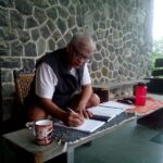 Neha Mahajan Instagram - Baba appreciate post. For the love, warmth, wisdom, friendship, enthusiasm and care that he is a fountain of. Everytime I call him and ask “do you have time?” His answer is “always, for you.” Thank you for the gift of life and love and music ♥️ @vidur.mahajan A little late, but happy Father’s Day ! #latepost #happyfathersday