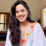 Neha Mahajan Instagram - All music lovers! Tune in tomorrow, on October 28 at 4 pm IST to watch @nehamahajanofficial live in conversation with us. In this interview, she’ll be discussing with Kalyani Deshpande @sitarkalyani about music and her journey being a sitar player while also pursuing a successful career as an actor. (Questions from the viewers are encouraged) #nehamahajan #misaalseries #music #classicalmusicofindia #sitar