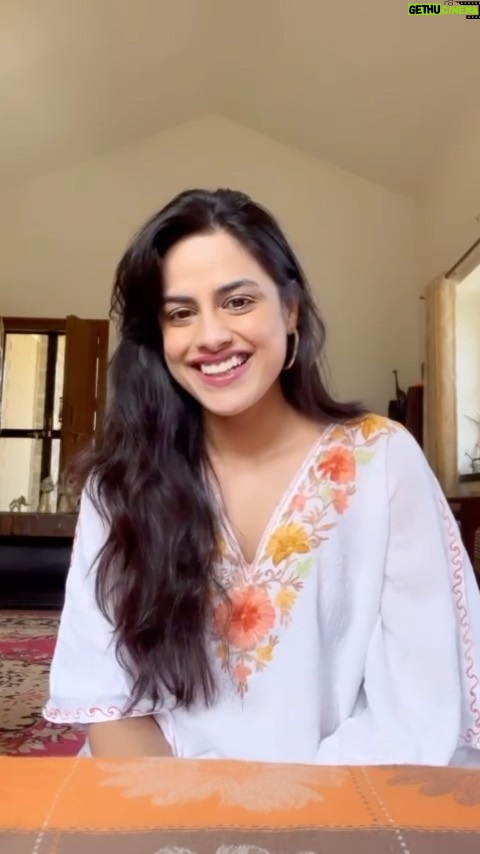 Neha Mahajan Instagram - All music lovers! Tune in tomorrow, on October 28 at 4 pm IST to watch @nehamahajanofficial live in conversation with us. In this interview, she’ll be discussing with Kalyani Deshpande @sitarkalyani about music and her journey being a sitar player while also pursuing a successful career as an actor. (Questions from the viewers are encouraged) #nehamahajan #misaalseries #music #classicalmusicofindia #sitar