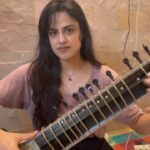 Neha Mahajan Instagram - Keep coming back to an idea, but keep going away too. That’s music? 🏡 Still figuring ! #strings #sitar #indianmusic #ragamusic
