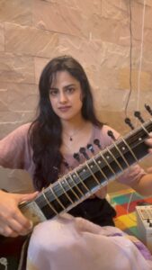 Neha Mahajan Instagram - Keep coming back to an idea, but keep going away too. That’s music? 🏡 Still figuring ! #strings #sitar #indianmusic #ragamusic