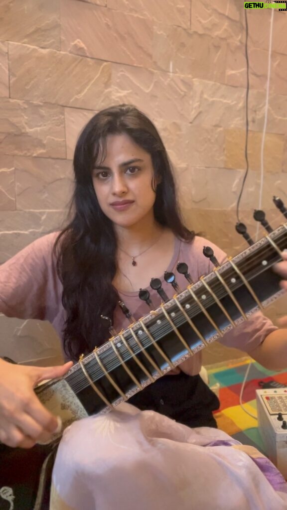 Neha Mahajan Instagram - Keep coming back to an idea, but keep going away too. That’s music? 🏡 Still figuring ! #strings #sitar #indianmusic #ragamusic