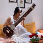 Neha Mahajan Instagram - Just some strumming @cajugrovegoa #travelsitar Goa