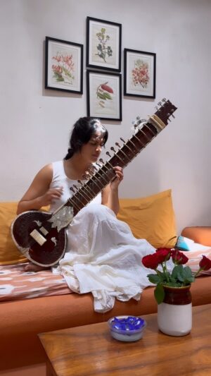 Neha Mahajan Instagram - Just some strumming @cajugrovegoa 
#travelsitar