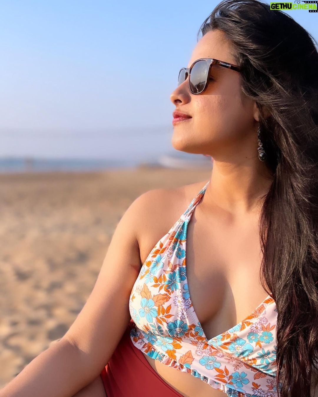 Neha Mahajan - 25.3K Likes - Goa Winter 🌊🏝️🐚
#sea #beach #sunset