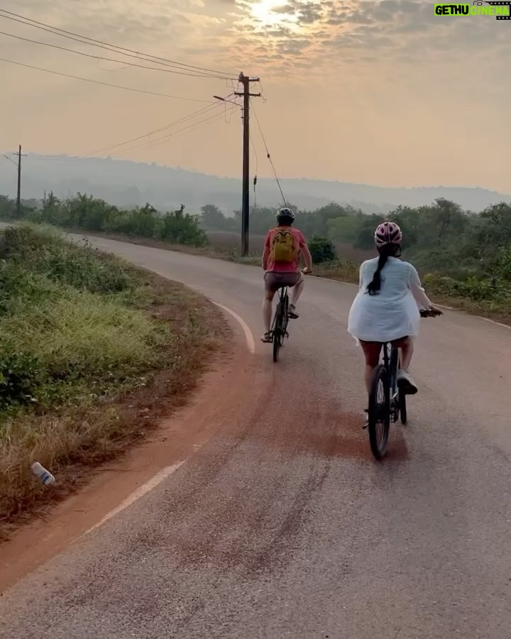 Neha Mahajan - 4K Likes - This whole cycle ride was a reminder of how much birdsong exists.
#life #birds
Ps - thanks to Atul our birding guide for the photos 😌