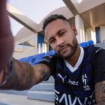 Neymar Jr Instagram – ‎أناقة التاريخـي بطقم #الهلال الثالث
 @neymarjr ‎‏💫🔝😍
‎انضم إليه الآن 💙

Look who’s riding the blue wave! @neymarjr 💫🔝😍Unleash your lunar magic with the latest Al Hilal Third Kit💙