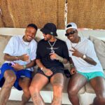 Neymar Jr Instagram – Só risada com meus meninos 😂😂
@vinijr @edermilitao