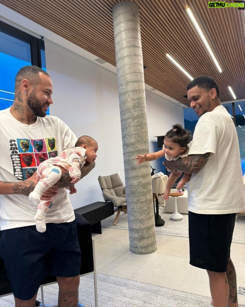 Neymar Jr Instagram - Quem diria que os Badboys seriam pais de meninas 😅🤣 Rio de Janeiro