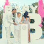 Neymar Jr Instagram - Estávamos tão ansiosos por esse momento.. . Não vemos a hora de te conhecer pessoalmente, FILHAAAAA! 💖✨👧🏽💕 Você é o nosso maior presente! #chanb