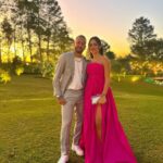 Neymar Jr Instagram - Bru Faço isso por vocês dois ou duas e por sua família. Justificar o injustificável. Não precisava. Mas eu preciso de você na NOSSA vida. Vi o quanto você foi exposta, o quanto você sofreu com tudo isso e o quanto quer estar ao meu lado. E eu ao seu lado. Errei. Errei com vocês. Arrisco dizer que erro todos os dias, dentro e fora dos campos. Só que os meus erros na vida pessoal resolvo em casa, na minha intimidade junto à minha família e meus amigos… Tudo isso atingiu uma das pessoas mais especiais da minha vida. A mulher que sonhei seguir ao meu lado, mãe do meu filho(a). Atingiu a sua família, que hoje é a minha família. Atingiu a sua intimidade em um momento tão especial que é a maternidade. Bru, já te pedi perdão pelos meus erros, pela exposição desnecessária, mas me sinto na obrigação de vir publicamente reafirmar isso. Se um assunto privado se tornou público, o pedido de perdão tem que ser público. Não me imagino sem você. Não sei se vamos dar certo, mas HOJE você é a certeza que eu quero tentar. O nosso propósito prevalecerá, o nosso amor por nosso bebê vencerá, o nosso amor um pelo outro nos fortalecerá. SEMPRE NÓS Te amo ❤️
