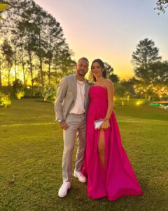 Neymar Jr Instagram - Bru Faço isso por vocês dois ou duas e por sua família. Justificar o injustificável. Não precisava. Mas eu preciso de você na NOSSA vida. Vi o quanto você foi exposta, o quanto você sofreu com tudo isso e o quanto quer estar ao meu lado. E eu ao seu lado. Errei. Errei com vocês. Arrisco dizer que erro todos os dias, dentro e fora dos campos. Só que os meus erros na vida pessoal resolvo em casa, na minha intimidade junto à minha família e meus amigos… Tudo isso atingiu uma das pessoas mais especiais da minha vida. A mulher que sonhei seguir ao meu lado, mãe do meu filho(a). Atingiu a sua família, que hoje é a minha família. Atingiu a sua intimidade em um momento tão especial que é a maternidade. Bru, já te pedi perdão pelos meus erros, pela exposição desnecessária, mas me sinto na obrigação de vir publicamente reafirmar isso. Se um assunto privado se tornou público, o pedido de perdão tem que ser público. Não me imagino sem você. Não sei se vamos dar certo, mas HOJE você é a certeza que eu quero tentar. O nosso propósito prevalecerá, o nosso amor por nosso bebê vencerá, o nosso amor um pelo outro nos fortalecerá. SEMPRE NÓS Te amo ❤️