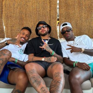 Neymar Jr Instagram - Só risada com meus meninos 😂😂
@vinijr @edermilitao